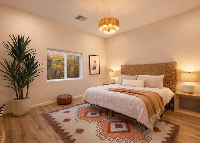 Red Rock Views - Heated Pool, Spa, Firepit, & Billiards - Luxe 6br Retreat Vakantiehuis *