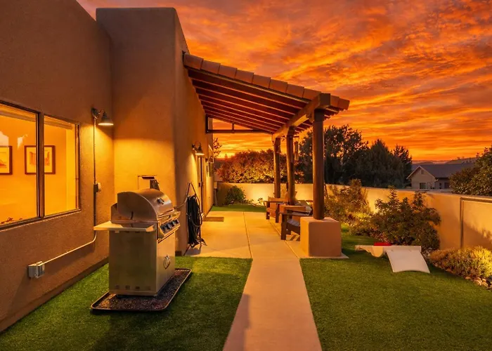 Red Rock Views - Heated Pool, Spa, Firepit, & Billiards - Luxe 6br Retreat