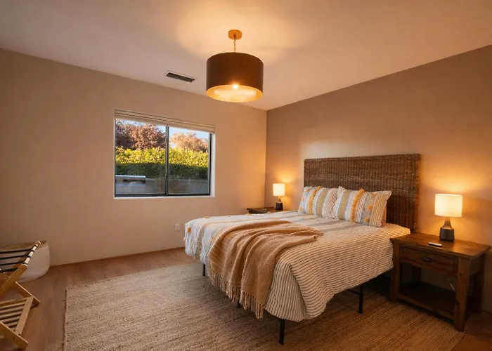 Red Rock Views - Heated Pool, Spa, Firepit, & Billiards - Luxe 6br Retreat Vakantiehuis *