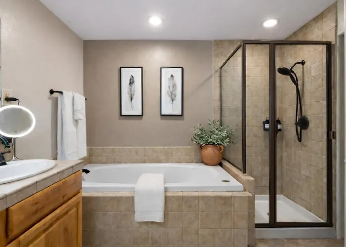 Red Rock Views - Heated Pool, Spa, Firepit, & Billiards - Luxe 6br Retreat Vakantiehuis *