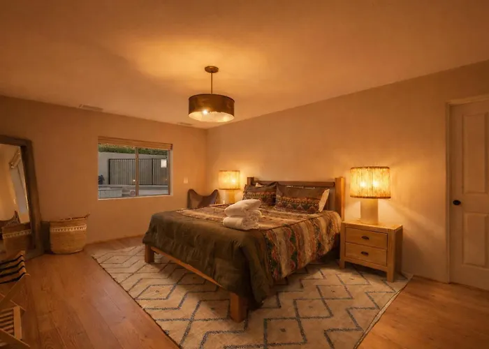 Red Rock Views - Heated Pool, Spa, Firepit, & Billiards - Luxe 6br Retreat Dom wakacyjny